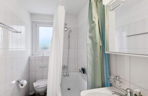 Center Apartamento | Basic 3BR Stay with Balcony Near Zürich HB