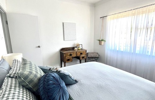 Tatiara Cama Y Desayuno | Gums N Roses B&B Quiet & Central Location. Spacious For Family & Pet Friendly🌹