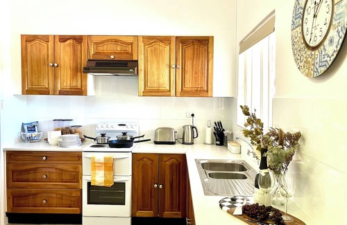 Tatiara Cama Y Desayuno | Gums N Roses B&B Quiet & Central Location. Spacious For Family & Pet Friendly🌹
