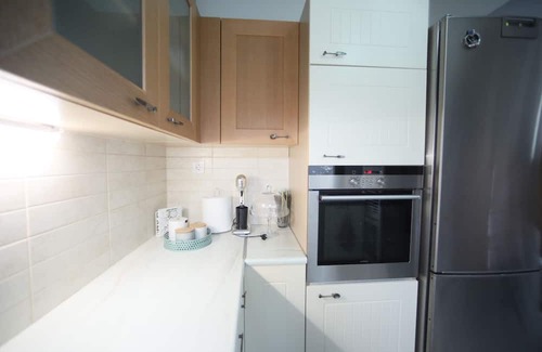 Kastoria Apartamento | Χαλαρώστε σε αυτόν τον ήρεμο, κομψό χώρο με τζάκι ιδιωτικό παρκινγκ και γραφείο