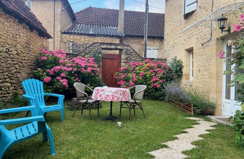 Montignac Apartamento | New ground floor apartment in renovated farmhouse on grassed courtyard.