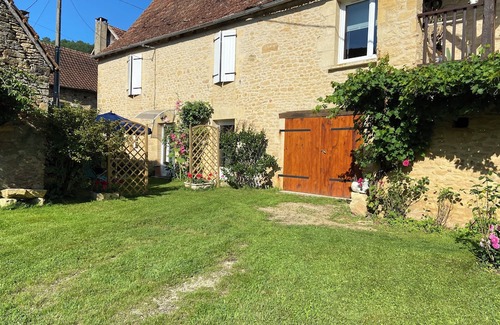 Montignac Apartamento | New ground floor apartment in renovated farmhouse on grassed courtyard.