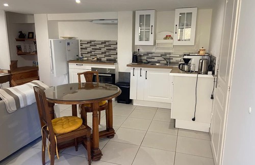 Montignac Apartamento | New ground floor apartment in renovated farmhouse on grassed courtyard.