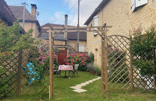 Montignac Apartamento | New ground floor apartment in renovated farmhouse on grassed courtyard.