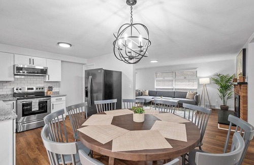 Wexford Casa | Stylish & Accessible 6Bd Home in Wexford/Pittsburg