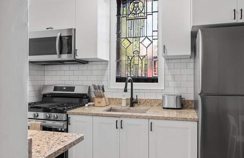 Shadyside Apartamento | Shadyside/Pittsburgh, Modern & Accessible 2 Bedroom with Free Parking