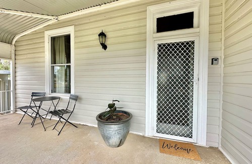 Young Casa | Currawong Corner Cottage