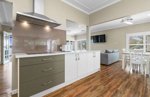 Speers Point Casa | Lakeview Retreat on The Esplanade