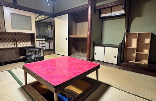 Beppu Casa | A 10-minute walk from Beppu Station! An old private house surrounded by buildings, full of privacy and seclusion. Antique items in the old house can be purchased if you like!