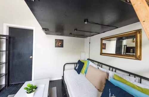 Fishtown Apartamento | BUSSIN efficiency apartment in fab Fishtown Dog-Friendly, fast WiFi, AC, W/D