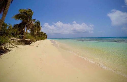 Culebra Pueblo Casa | Cozy 3-Bedroom Apartment in Culebra – Sleeps 6, Steps from Adventure!