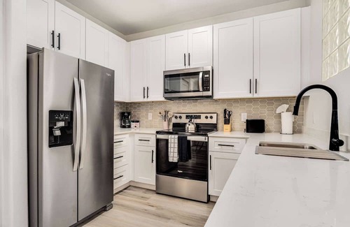 Glendale Sports and Entertainment District Apartamento | 1BR by Stadium Pool, Parking, Gym 02