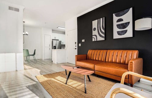 Glendale Sports and Entertainment District Apartamento | 1BR by Stadium Pool, Parking, Gym 02