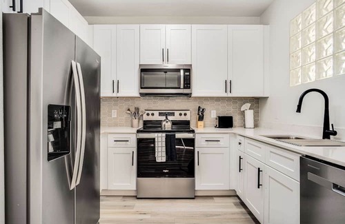 Glendale Sports and Entertainment District Apartamento | 1BR by Stadium Pool, Parking, Gym 02