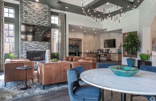 Glendale Sports and Entertainment District Apartamento | 1BR by Stadium Pool, Parking, Gym 02