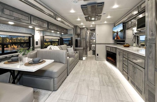 Gastonia Casa | Luxury Lakefront Retreat