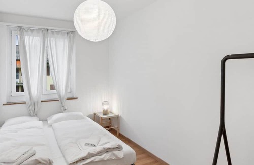Center Apartamento | Basic 3BR Stay with Balcony Near Zürich HB