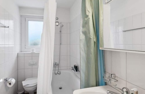 Center Apartamento | Basic 3BR Stay with Balcony Near Zürich HB