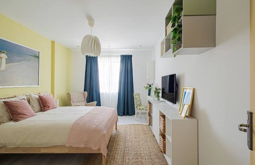 Sector 4 Apartamento | Charming 2-bedroom apartment in beautiful București with AC, WiFi