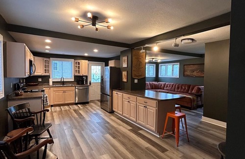 Berlin Casa | Spacious 5BR Retreat - Ride The Wilds Direct from our Driveway!