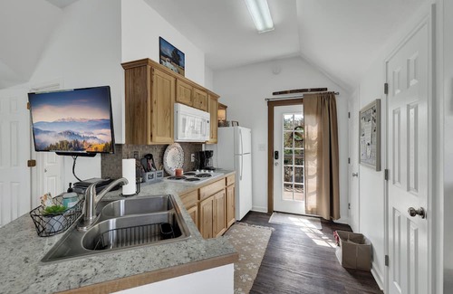 Fredericksburg Casa | Cactus Flower Treehouse-Pet Friendly-Hill Country Views!