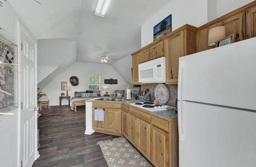 Fredericksburg Casa | Cactus Flower Treehouse-Pet Friendly-Hill Country Views!