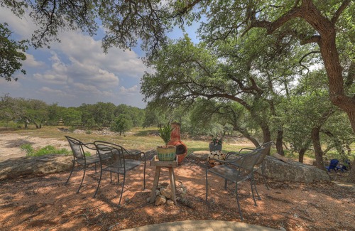 Fredericksburg Casa | Cactus Flower Treehouse-Pet Friendly-Hill Country Views!