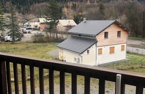 Pont-du-Fosse Apartamento | Studio Le Refuge sleeps 4 with sleeping area, mountain view, all comforts