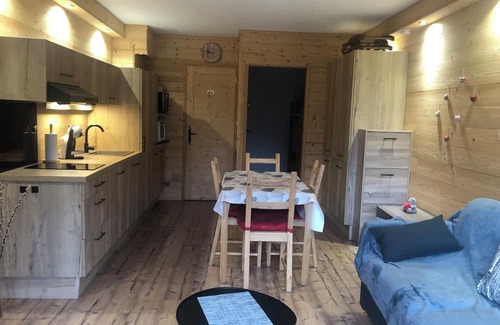 Pont-du-Fosse Apartamento | Studio Le Refuge sleeps 4 with sleeping area, mountain view, all comforts
