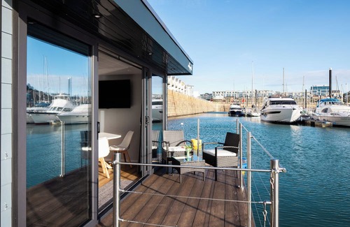 St. Helier Apartamento | Oyster floating pod in St Helier Marina