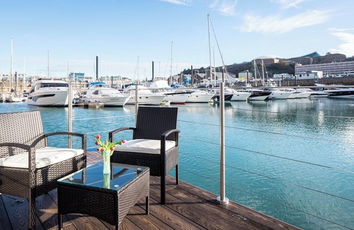 St. Helier Apartamento | Oyster floating pod in St Helier Marina