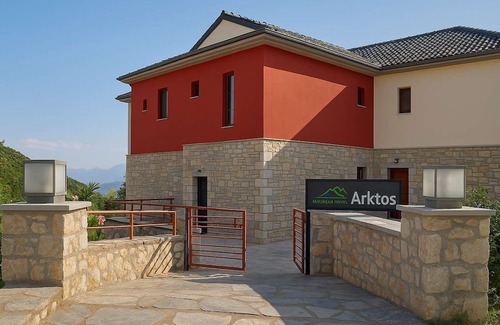 Ligiades Condominio | Spacious Junior Suite | Lake Gem at Arktos Hotel