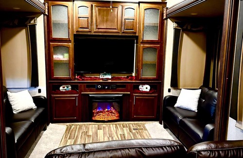 Pearlington Casa | Luzury 5th Wheel on the Ms Gulf Coast with access to all Campground amenities.