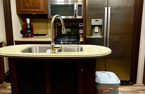 Pearlington Casa | Luzury 5th Wheel on the Ms Gulf Coast with access to all Campground amenities.