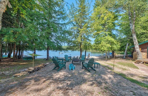 Levering Cabina | Deck + Beach Access: Lakefront Cabin in Levering!