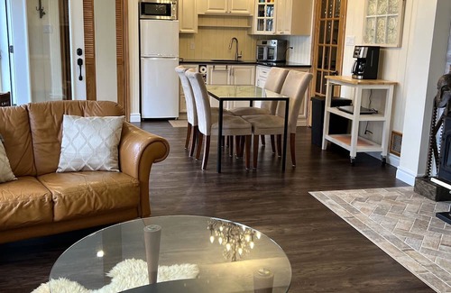 Cressy Apartamento | Welcome to Sunset View – Your Lakeside Retreat in Prince Edward County