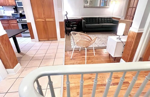 Historic Downtown Apartamento | Beautiful large apartment, fast commute to NYC, Laundry, Parks!