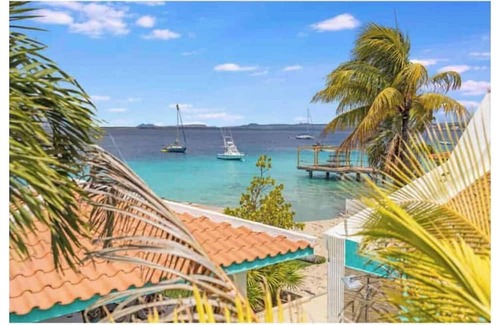 Playa Casa | Beautiful Charming Beachhouse Prime location walking distance to restaurants