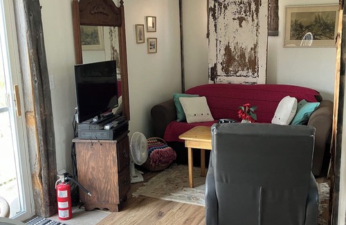 Cochrane Cabina | Small Vintage Ranch Accomidation