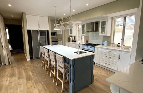 Helderberg Rural Casa | Beautiful house with a fantastic view of False Bay - a secure property