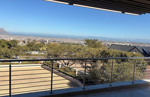 Helderberg Rural Casa | Beautiful house with a fantastic view of False Bay - a secure property
