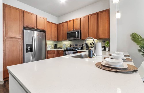 Central Business District Apartamento | Downtown Houston Modern Elegant Loft with Free Parking/WiFi/Skyview/Pool