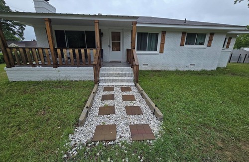 Bath Casa | This 3 bedroom 1 bathroom brick ranch is located between Aiken and Augusta.