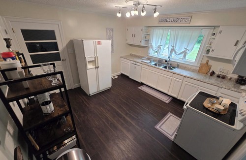 Bath Casa | This 3 bedroom 1 bathroom brick ranch is located between Aiken and Augusta.