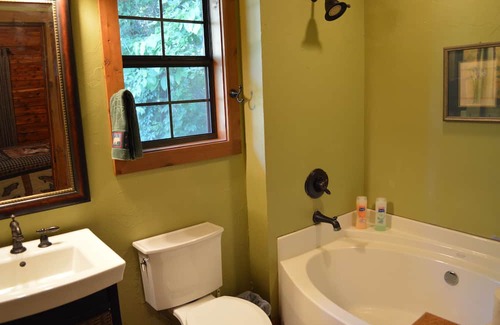 Flippin Cabina | Beautiful cedar cabin right on the Whiteriver
