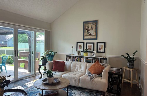 Lenexa Casa | Charming, 2 Bed, 1 bath one- level TH w private patio w/in 2 mi of hospital