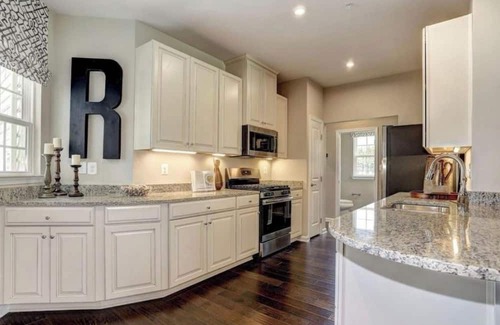 Frederick Casa | Modern Suite with Private Bath – Stylish & Comfy