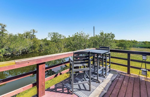 Long Mott Cabina | Bleu Bayou ~ Quiet Waterfront River Retreat w/Private Dock and Ramp