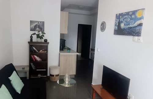 Petaloudes Apartamento | Calyspo Charming 1-bedroom apartment with WiFi, AC in gorgeous Rodos