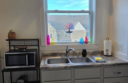 Topeka Apartamento | Beautifully Renovated 1 Bed, 1 Bath, Pet-Friendly Apt, 2 Blks From State Capitol